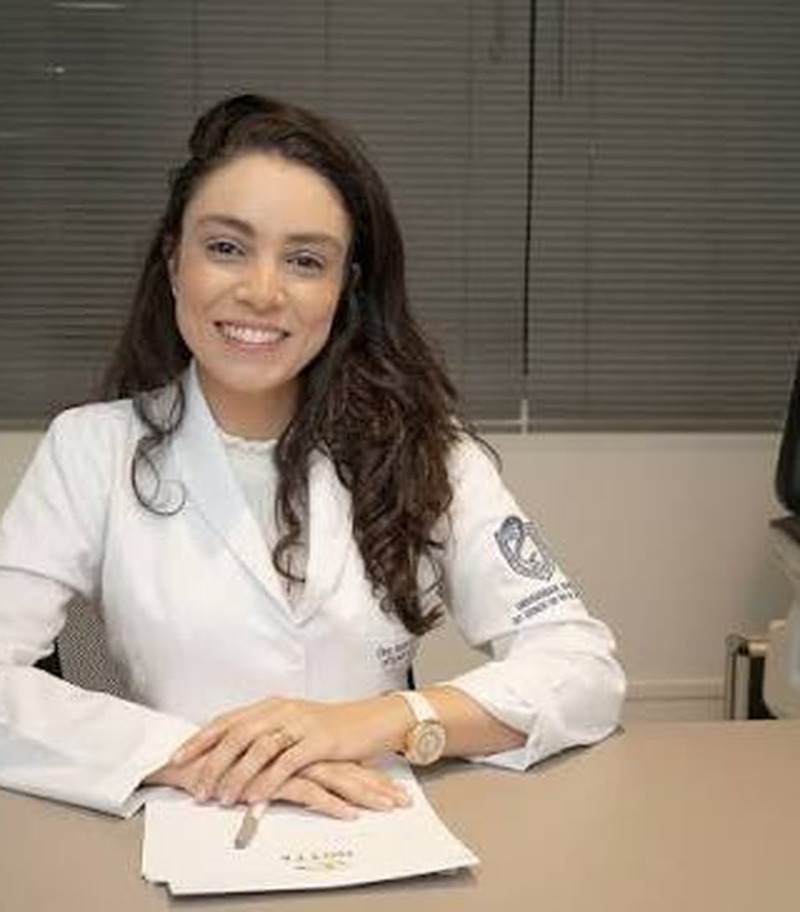 Dra. Patricia Ney, oftalmologista, em seu consultório em Criciúma/SC